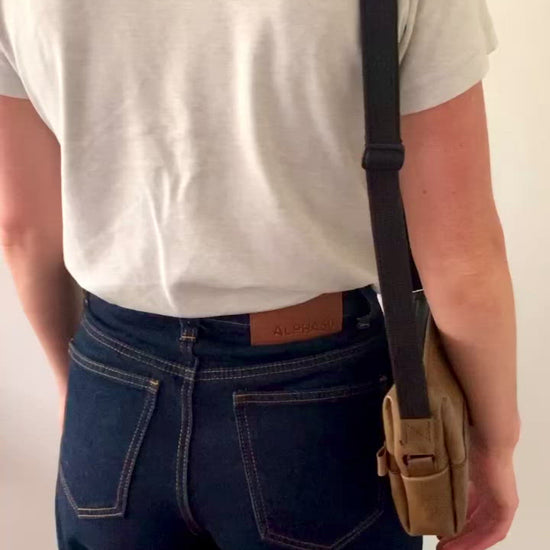 Multiple different ways to wear, this video shows how the bag can be worn on one shoulder.